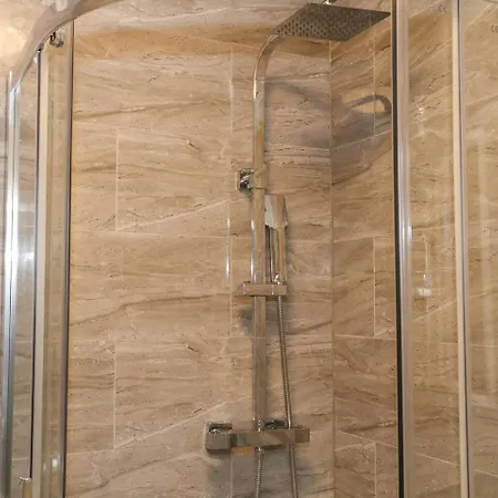 2 Bedroom Near Airport - Nec - Centre *